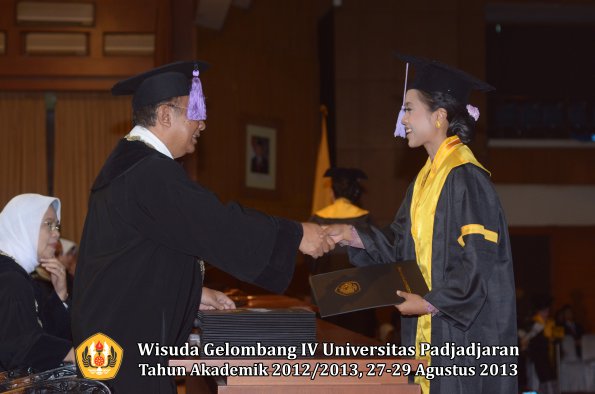 wisuda-unpad-gel-iv-ta-2012_2013-fakultas-kedokteran-gigi-oleh-dekan-053