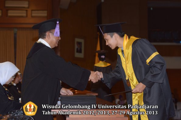 wisuda-unpad-gel-iv-ta-2012_2013-fakultas-kedokteran-gigi-oleh-dekan-054