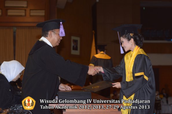 wisuda-unpad-gel-iv-ta-2012_2013-fakultas-kedokteran-gigi-oleh-dekan-055