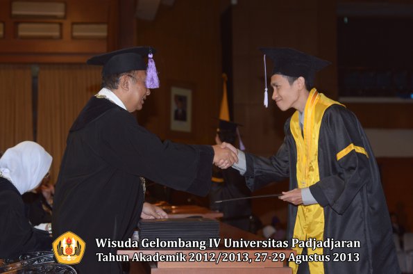 wisuda-unpad-gel-iv-ta-2012_2013-fakultas-kedokteran-gigi-oleh-dekan-056