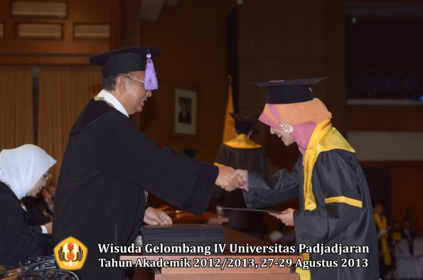 wisuda-unpad-gel-iv-ta-2012_2013-fakultas-kedokteran-gigi-oleh-dekan-057