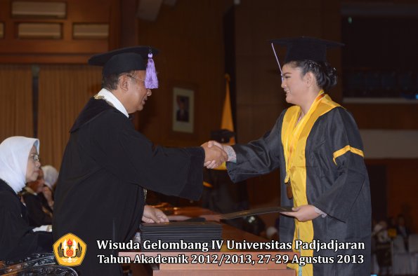 wisuda-unpad-gel-iv-ta-2012_2013-fakultas-kedokteran-gigi-oleh-dekan-058