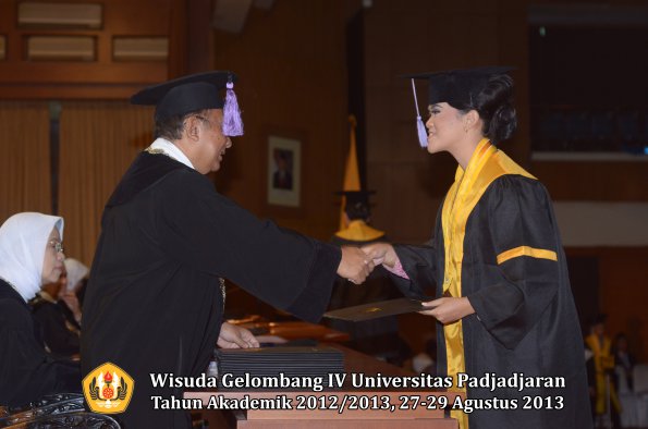 wisuda-unpad-gel-iv-ta-2012_2013-fakultas-kedokteran-gigi-oleh-dekan-059