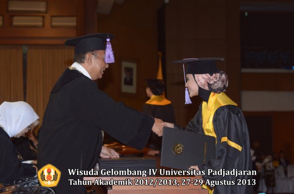 wisuda-unpad-gel-iv-ta-2012_2013-fakultas-kedokteran-gigi-oleh-dekan-060