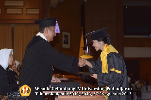 wisuda-unpad-gel-iv-ta-2012_2013-fakultas-kedokteran-gigi-oleh-dekan-061