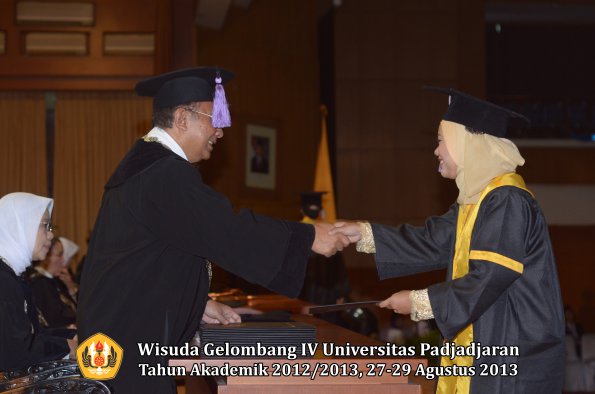 wisuda-unpad-gel-iv-ta-2012_2013-fakultas-kedokteran-gigi-oleh-dekan-062