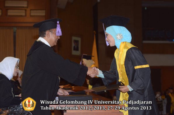 wisuda-unpad-gel-iv-ta-2012_2013-fakultas-kedokteran-gigi-oleh-dekan-063