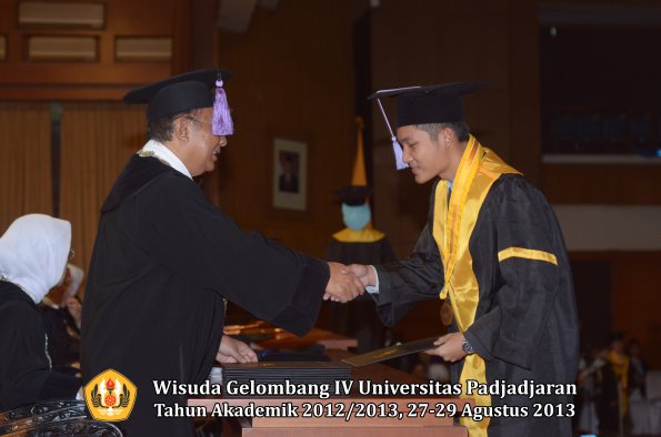 wisuda-unpad-gel-iv-ta-2012_2013-fakultas-kedokteran-gigi-oleh-dekan-064