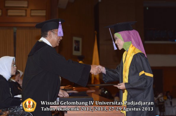 wisuda-unpad-gel-iv-ta-2012_2013-fakultas-kedokteran-gigi-oleh-dekan-065