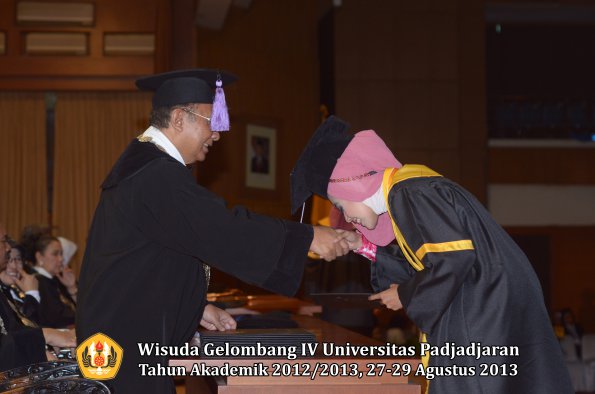 wisuda-unpad-gel-iv-ta-2012_2013-fakultas-kedokteran-gigi-oleh-dekan-066