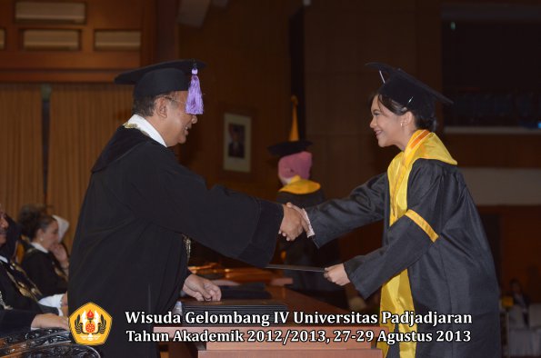 wisuda-unpad-gel-iv-ta-2012_2013-fakultas-kedokteran-gigi-oleh-dekan-067