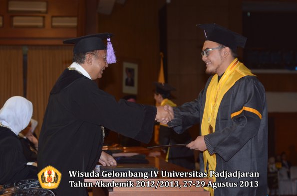 wisuda-unpad-gel-iv-ta-2012_2013-fakultas-kedokteran-gigi-oleh-dekan-068