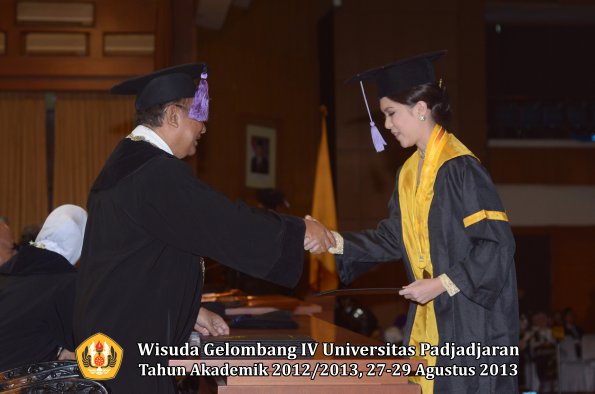 wisuda-unpad-gel-iv-ta-2012_2013-fakultas-kedokteran-gigi-oleh-dekan-069