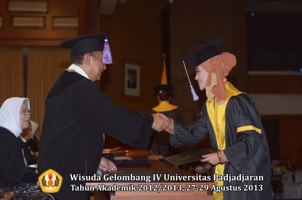 wisuda-unpad-gel-iv-ta-2012_2013-fakultas-kedokteran-gigi-oleh-dekan-070