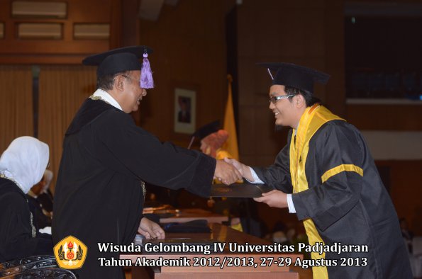 wisuda-unpad-gel-iv-ta-2012_2013-fakultas-kedokteran-gigi-oleh-dekan-071