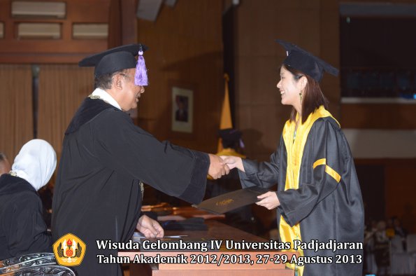 wisuda-unpad-gel-iv-ta-2012_2013-fakultas-kedokteran-gigi-oleh-dekan-072