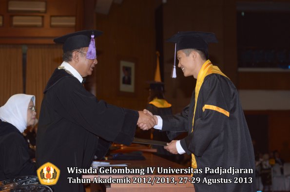 wisuda-unpad-gel-iv-ta-2012_2013-fakultas-kedokteran-gigi-oleh-dekan-073