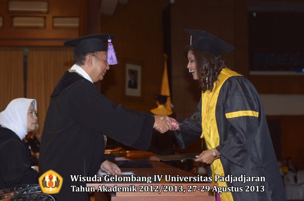 wisuda-unpad-gel-iv-ta-2012_2013-fakultas-kedokteran-gigi-oleh-dekan-074