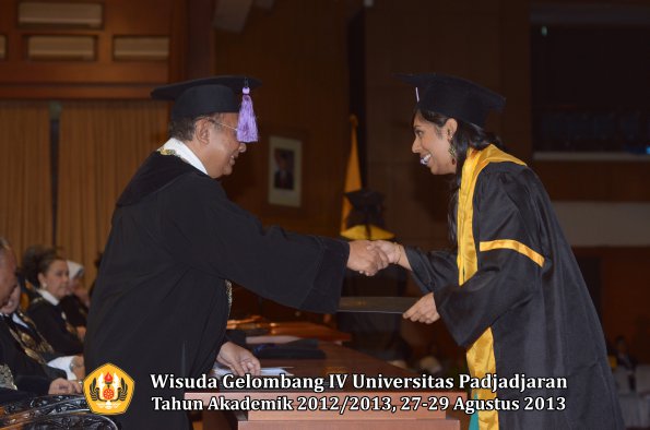 wisuda-unpad-gel-iv-ta-2012_2013-fakultas-kedokteran-gigi-oleh-dekan-075