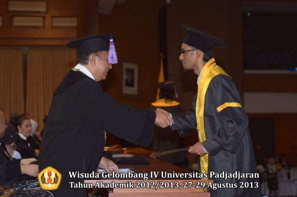 wisuda-unpad-gel-iv-ta-2012_2013-fakultas-kedokteran-gigi-oleh-dekan-076