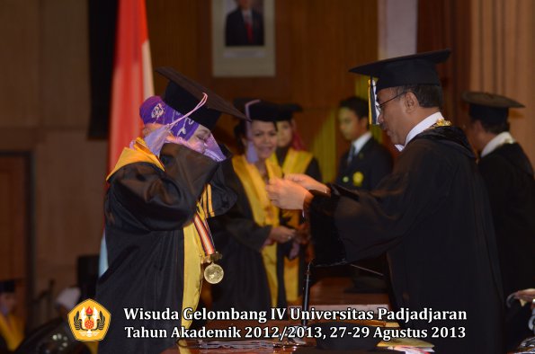 wisuda-unpad-gel-iv-ta-2012_2013-fakultas-kedokteran-gigi-oleh-rektor-003