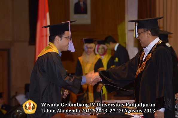 wisuda-unpad-gel-iv-ta-2012_2013-fakultas-kedokteran-gigi-oleh-rektor-008