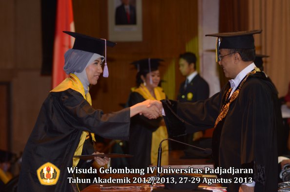 wisuda-unpad-gel-iv-ta-2012_2013-fakultas-kedokteran-gigi-oleh-rektor-014