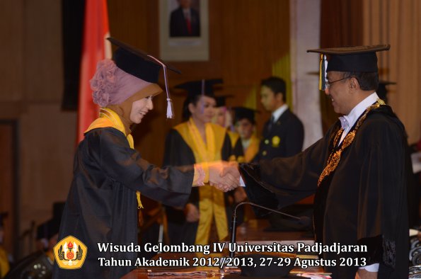 wisuda-unpad-gel-iv-ta-2012_2013-fakultas-kedokteran-gigi-oleh-rektor-018