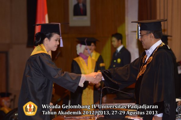 wisuda-unpad-gel-iv-ta-2012_2013-fakultas-kedokteran-gigi-oleh-rektor-019