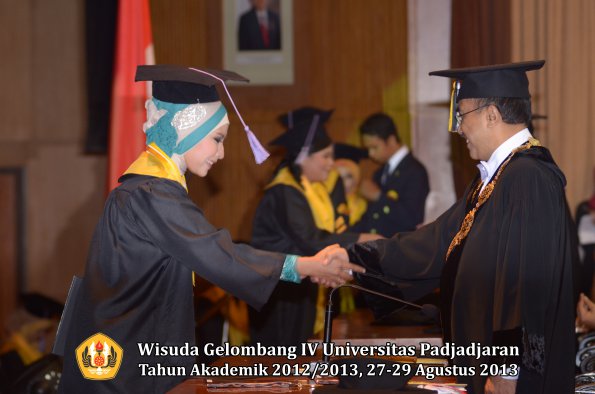 wisuda-unpad-gel-iv-ta-2012_2013-fakultas-kedokteran-gigi-oleh-rektor-023