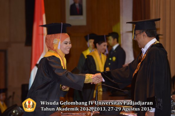 wisuda-unpad-gel-iv-ta-2012_2013-fakultas-kedokteran-gigi-oleh-rektor-026