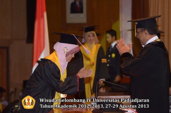 wisuda-unpad-gel-iv-ta-2012_2013-fakultas-kedokteran-gigi-oleh-rektor-029