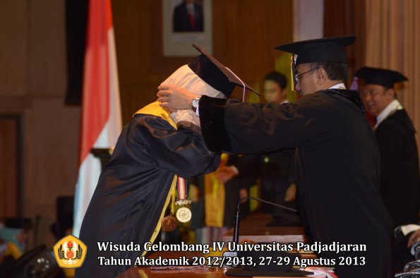 wisuda-unpad-gel-iv-ta-2012_2013-fakultas-kedokteran-gigi-oleh-rektor-030