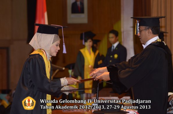 wisuda-unpad-gel-iv-ta-2012_2013-fakultas-kedokteran-gigi-oleh-rektor-031