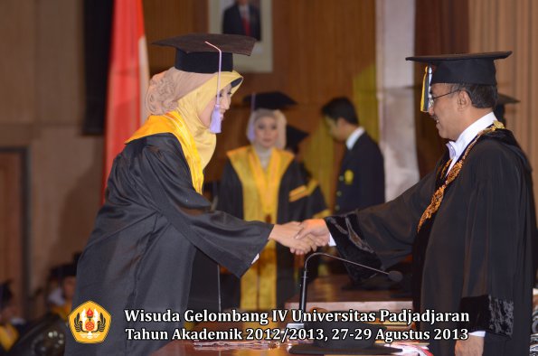 wisuda-unpad-gel-iv-ta-2012_2013-fakultas-kedokteran-gigi-oleh-rektor-033