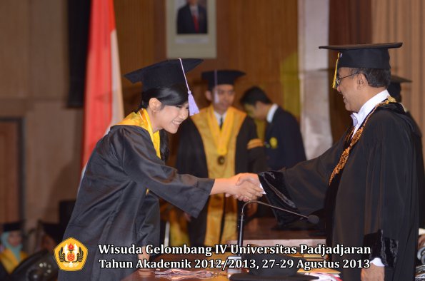 wisuda-unpad-gel-iv-ta-2012_2013-fakultas-kedokteran-gigi-oleh-rektor-034