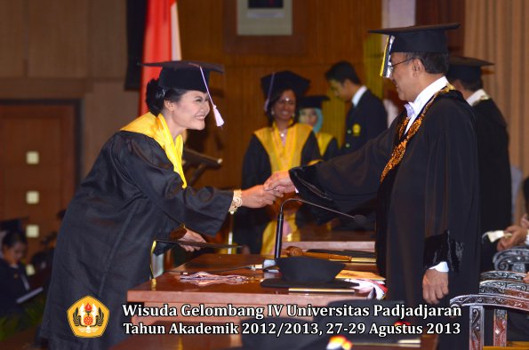 wisuda-unpad-gel-iv-ta-2012_2013-fakultas-kedokteran-gigi-oleh-rektor-038