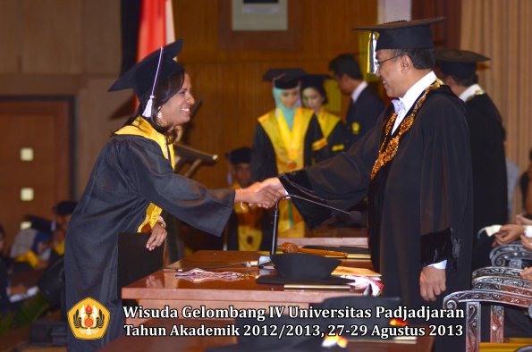 wisuda-unpad-gel-iv-ta-2012_2013-fakultas-kedokteran-gigi-oleh-rektor-039