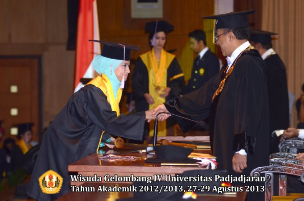 wisuda-unpad-gel-iv-ta-2012_2013-fakultas-kedokteran-gigi-oleh-rektor-040