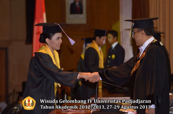 wisuda-unpad-gel-iv-ta-2012_2013-fakultas-kedokteran-gigi-oleh-rektor-044