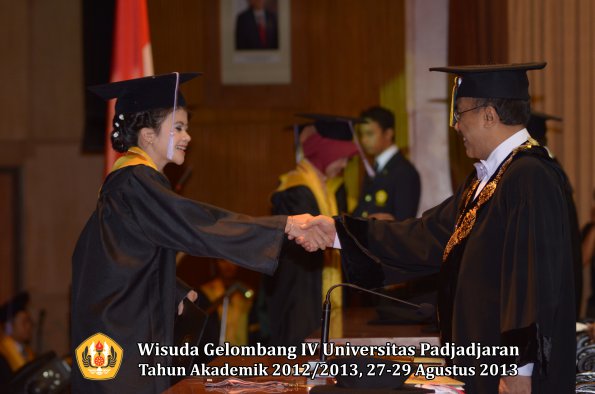 wisuda-unpad-gel-iv-ta-2012_2013-fakultas-kedokteran-gigi-oleh-rektor-047