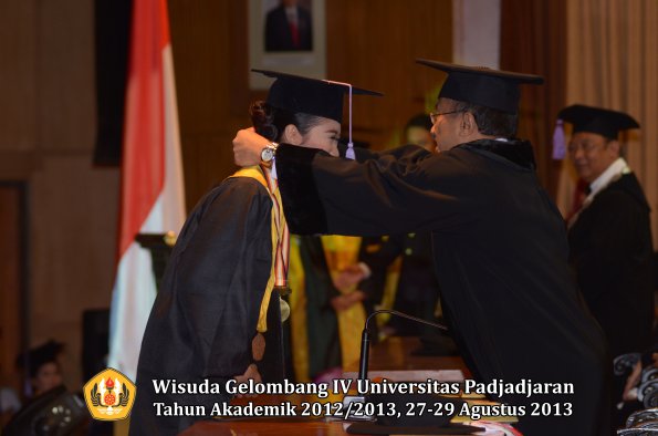 wisuda-unpad-gel-iv-ta-2012_2013-fakultas-kedokteran-gigi-oleh-rektor-052