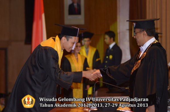 wisuda-unpad-gel-iv-ta-2012_2013-fakultas-kedokteran-gigi-oleh-rektor-060