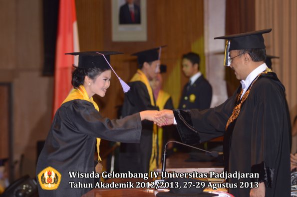 wisuda-unpad-gel-iv-ta-2012_2013-fakultas-kedokteran-gigi-oleh-rektor-061