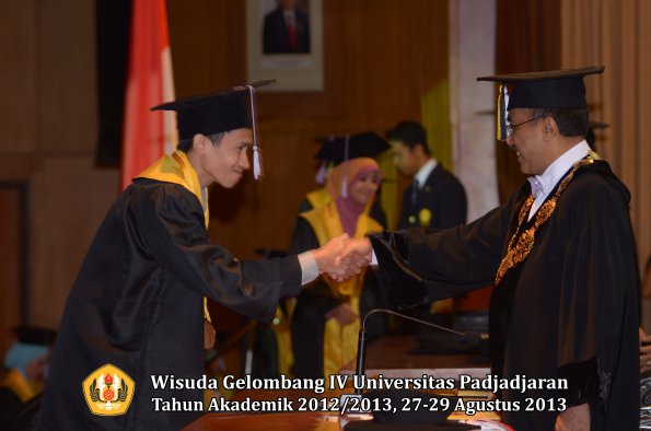 wisuda-unpad-gel-iv-ta-2012_2013-fakultas-kedokteran-gigi-oleh-rektor-062