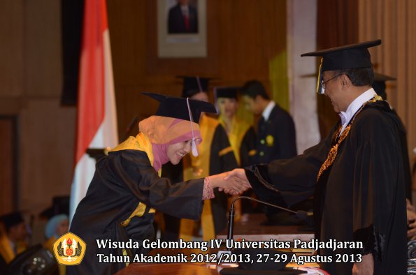 wisuda-unpad-gel-iv-ta-2012_2013-fakultas-kedokteran-gigi-oleh-rektor-063