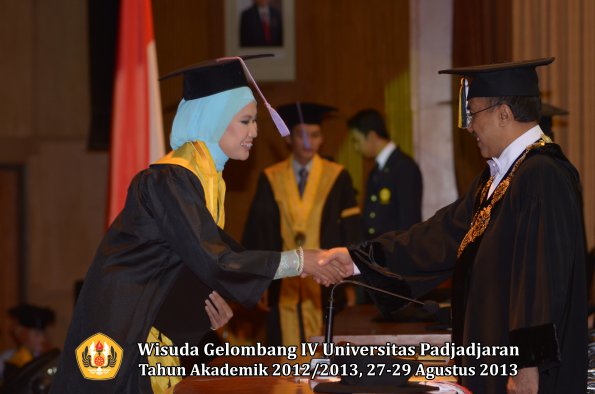 wisuda-unpad-gel-iv-ta-2012_2013-fakultas-kedokteran-gigi-oleh-rektor-069