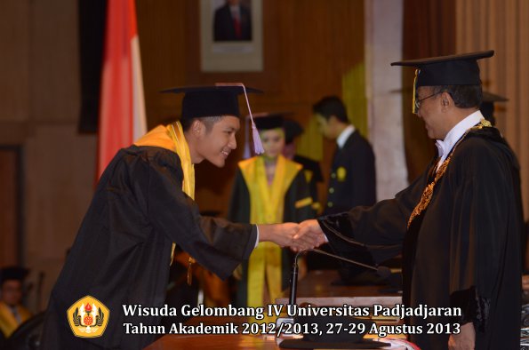 wisuda-unpad-gel-iv-ta-2012_2013-fakultas-kedokteran-gigi-oleh-rektor-070