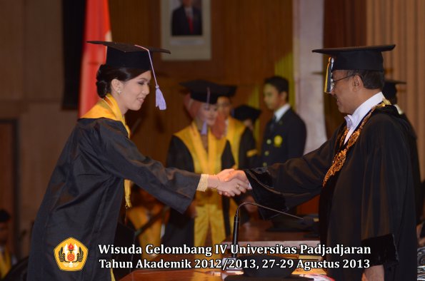 wisuda-unpad-gel-iv-ta-2012_2013-fakultas-kedokteran-gigi-oleh-rektor-075