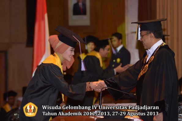 wisuda-unpad-gel-iv-ta-2012_2013-fakultas-kedokteran-gigi-oleh-rektor-076